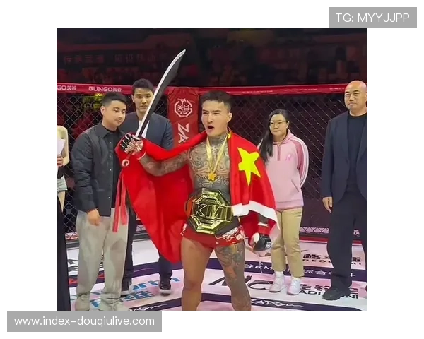 李凯文一回合重肘TKO日本选手,赛后挥刀庆祝引关注