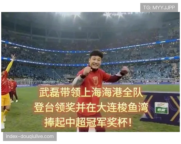 雨战影响：湿滑场地导致多次传球失误，两队上半场均无建树